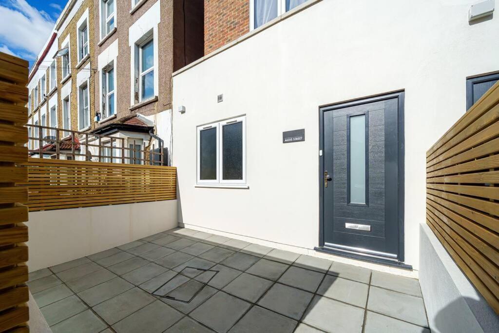 Cosy Tooting Retreat: 2-Bed Gem Apartment London Exterior photo